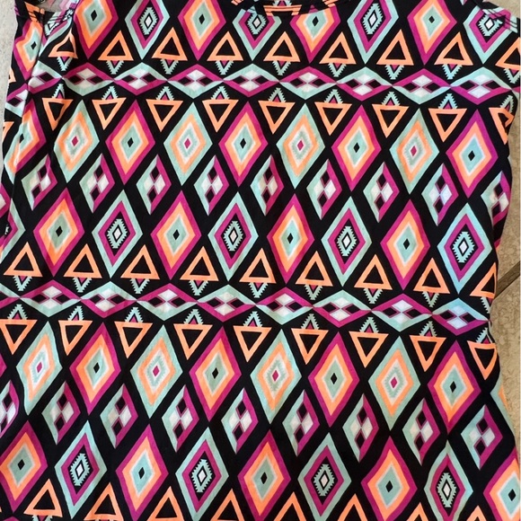 No Boundaries Geometric Patterned women’s top - Picture 2 of 4